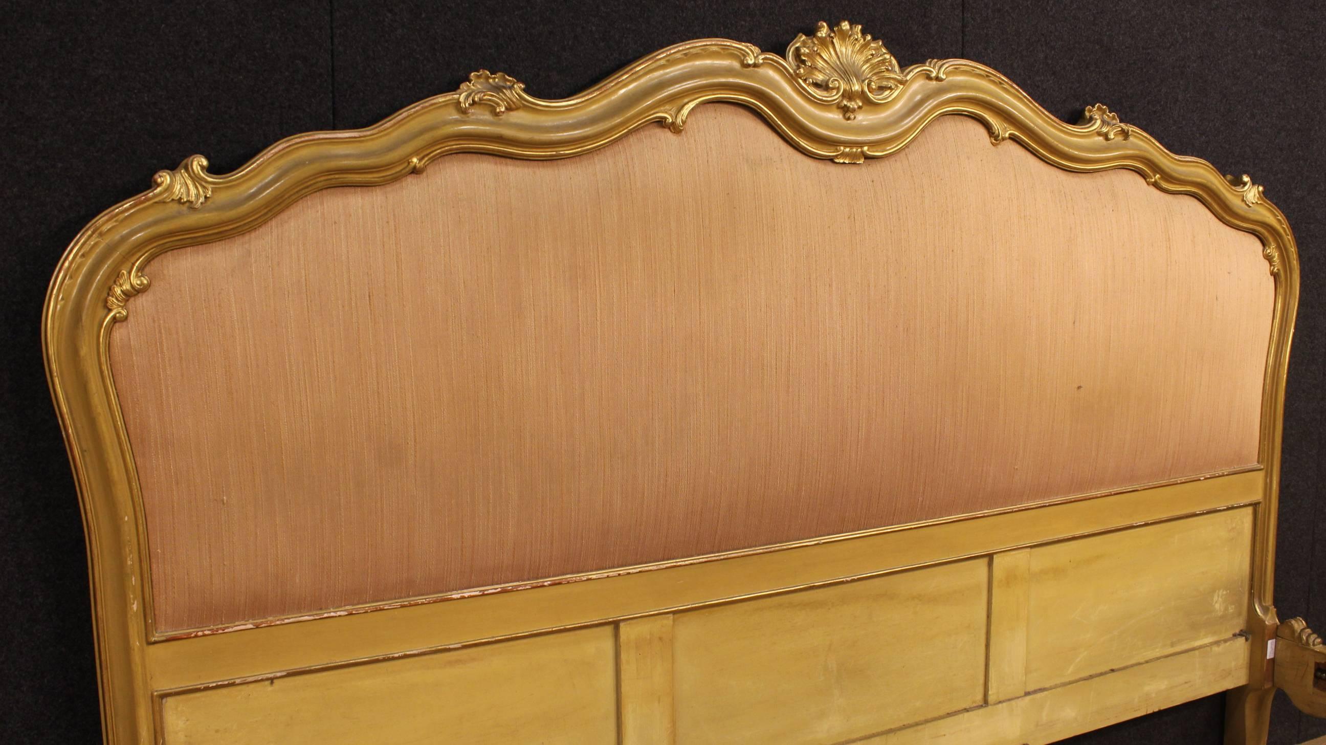 Great Venetian double bed. Furniture of the 20th century in finely carved, painted and gilded wood, of beautiful decoration. Padded headboard upholstered in pink fabric with some signs of wear. Internal measure: W 184 x D 205 cm. It has some small