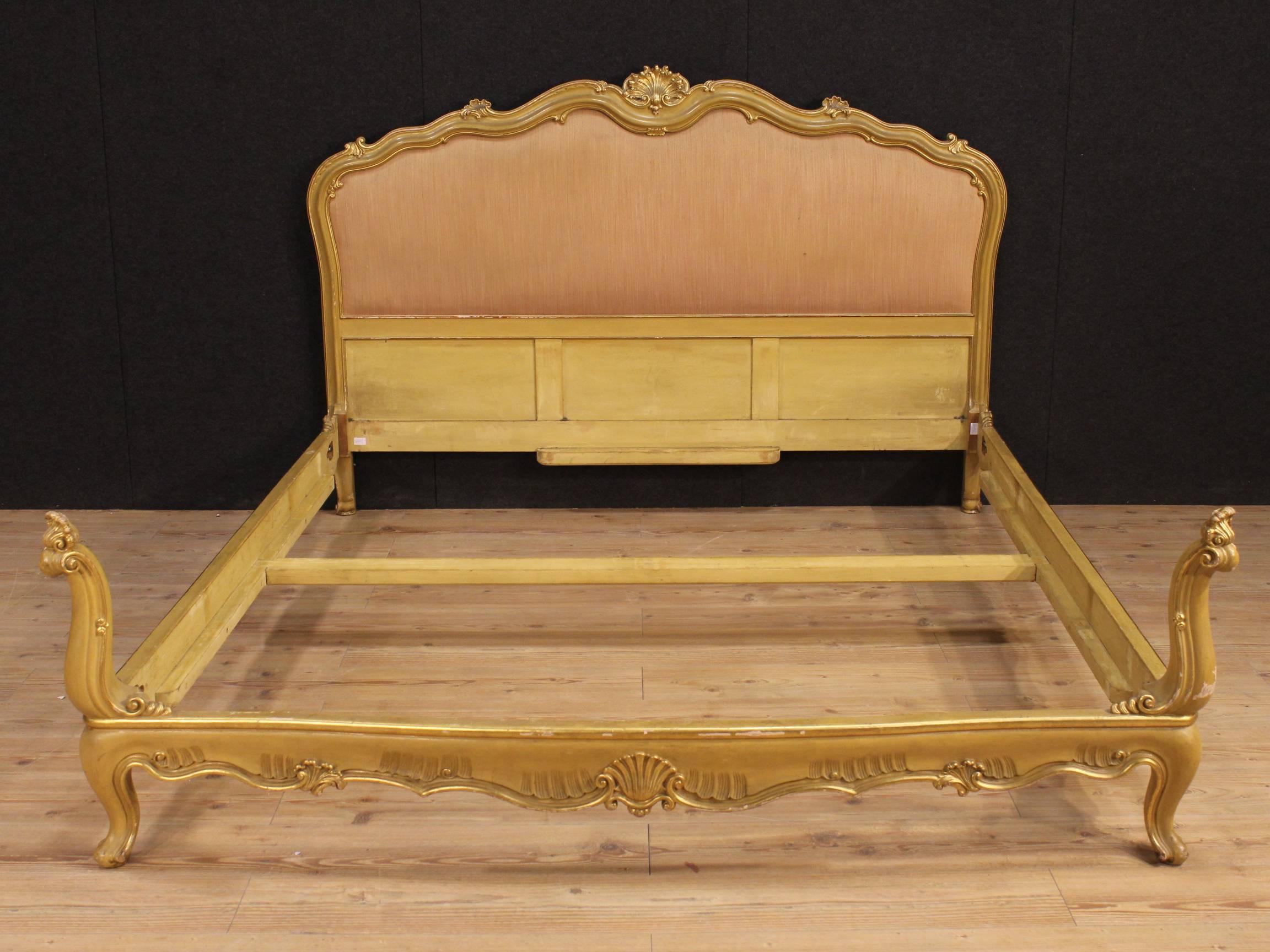 20th Century Venetian Double Bed in Lacquered and Golden Wood 4
