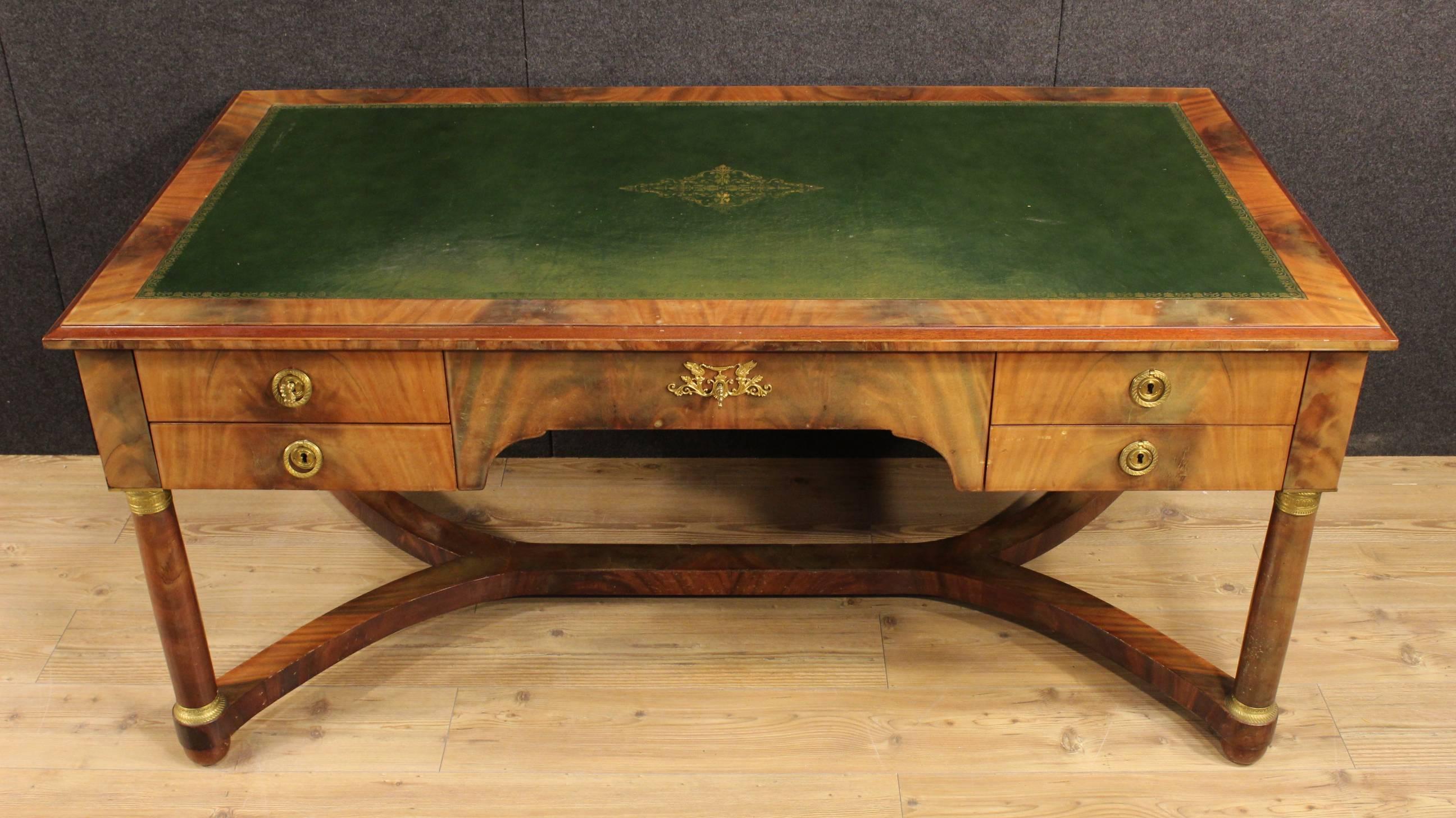 Great French desk of the 20th century. Furniture in Empire style in mahogany and mahogany veneer, richly decorated with chiseled and gilded bronze and brass. Writing desk for the center with five frontal drawers of good capacity, great writing top