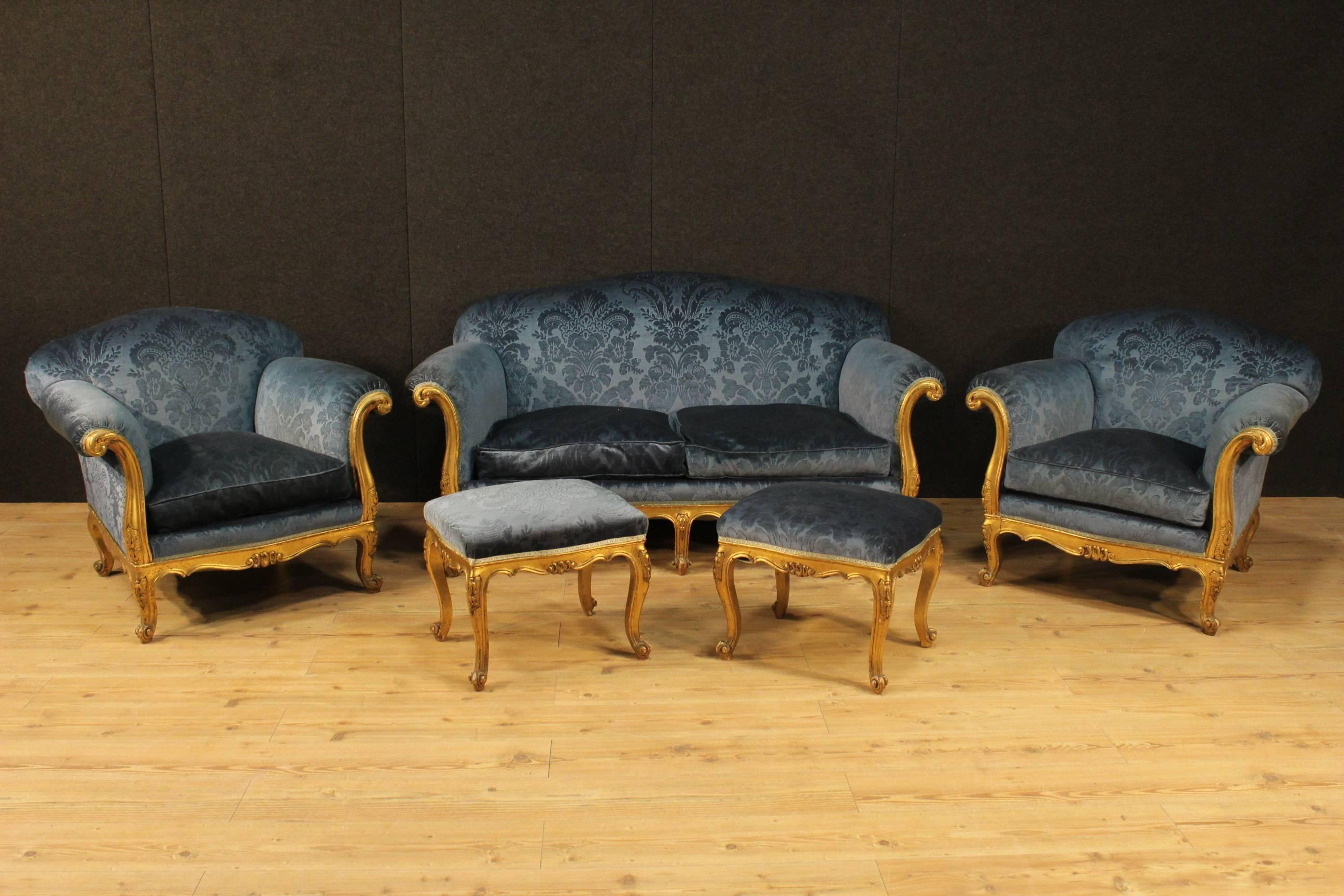 Beautiful pair of French footstools of the 20th century. Furniture in richly carved and gilded wood, of beautiful line and good taste. Stools upholstered in blue damask velvet in good condition with some small signs of wear. Footstools of good