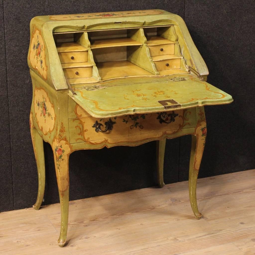 Small Venetian bureau of the mid-20th century. Furniture in nicely carved, lacquered and hand-painted wood with floral decorations, of great taste and enjoyment. Bureau of high proportion, it can be easily placed in different parts of the house.