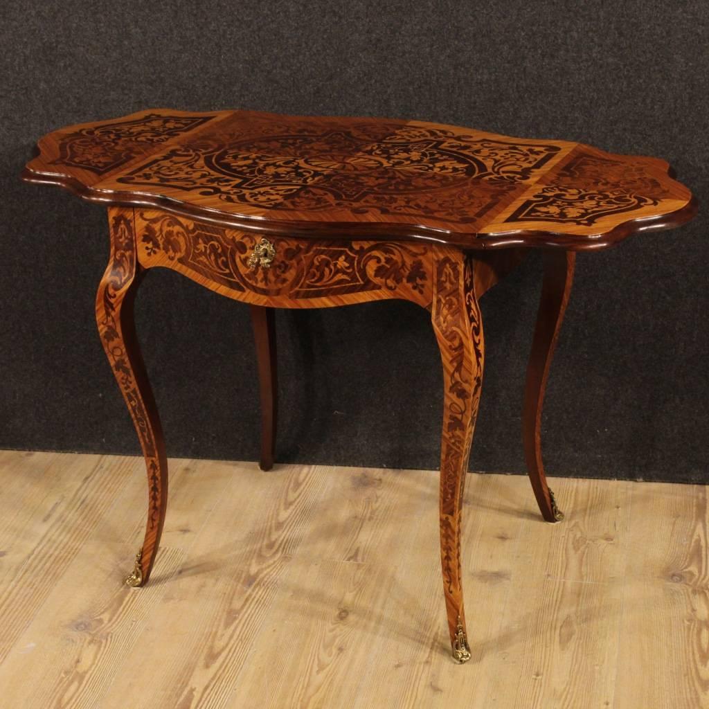 Stylish French desk of the middle of the 20th century. Small table with flaps (maximum width 116 cm), finely inlaid in rosewood and palisander. Furniture decorated with chiseled and gilt bronzes of excellent quality. Desk ideal for a studio or