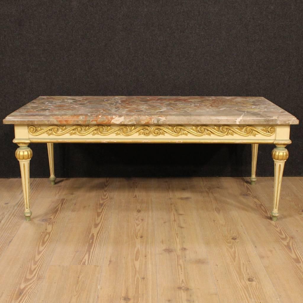 Great Italian living room coffee table of the mid-20th century. Furniture in ornately carved, painted and gilded wood, of beautiful line and pleasant decor. Table with original marble top, of great size and service. Furniture of high proportion