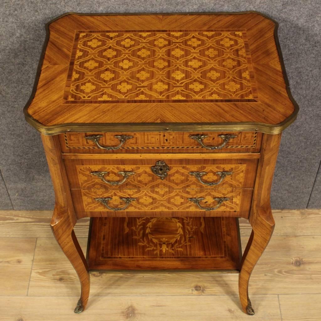 French inlaid nightstand with geometric motifs. Table of the mid-20th century in woods of rosewood, mahogany, maple and fruitwood, of excellent quality. Furniture finished for the centre with three drawers and two shelves of discreet service. Table