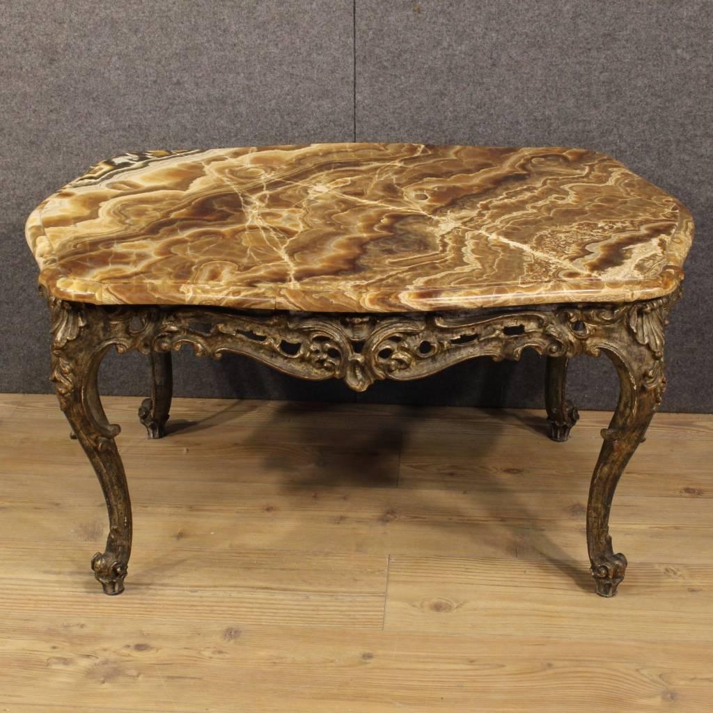 French coffee table of the mid-20th century. Furniture in ornately carved and lacquered wood, of fabulous decor. Top in original marble, in excellent condition. Coffee table ideal for a living room but it can be can easily inserted at different