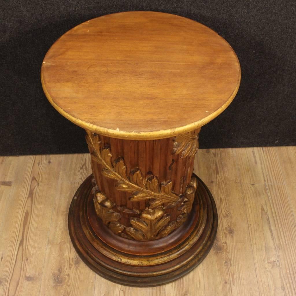 Great Italian column of the second half of the 20th century. Furniture in nicely carved, painted and gilded wood, of beautiful decoration and good taste. Column with large top floor, ideal to support and enhance sculptures or objects. Furniture that
