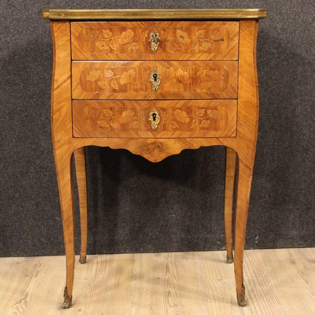 Antique French nightstand of the second half of the 19th century. Furniture in rosewood with pleasant floral inlay, of beautiful line and good taste. Nightstand finished for the center with three drawers of good ability and top in original marble,