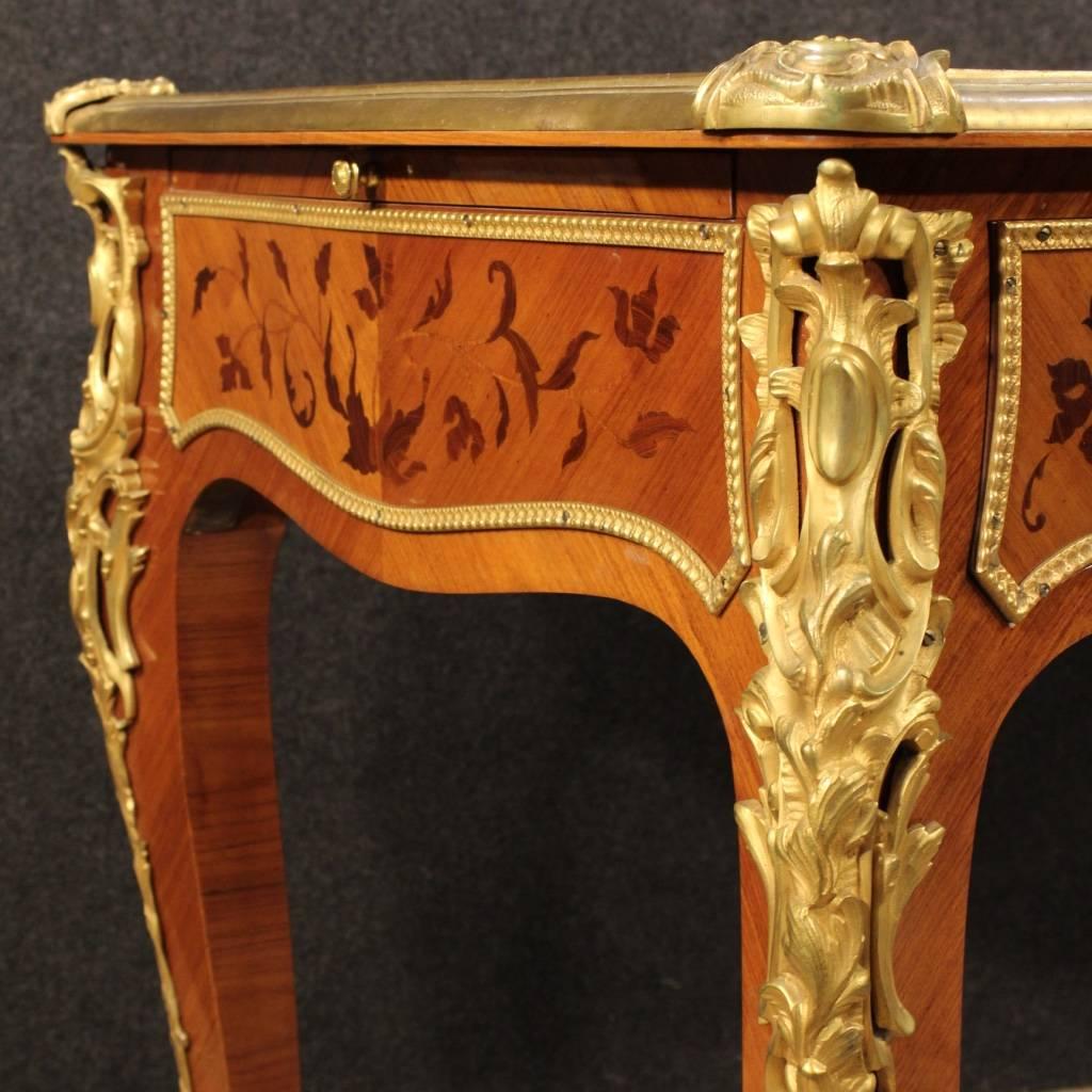 Stylish French writing desk of the early 20th century. High quality furniture nicely inlaid with floral motifs in palisander and rosewood, of beautiful line and good taste. Desk finished for the center richly decorated with gilded and chiselled