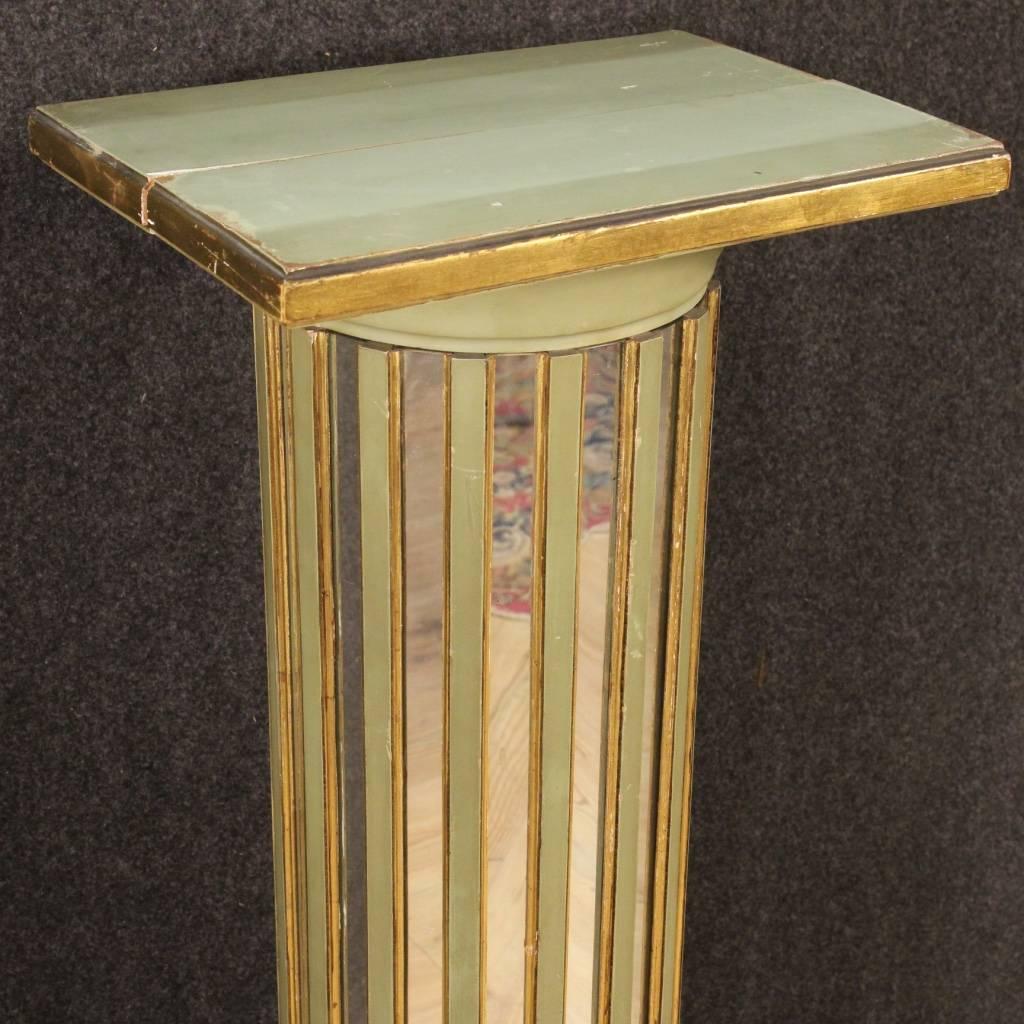 Great French column of the second half of the 20th century. Furniture in carved and lacquered wood of beautiful decoration. Column of particular construction with mirrors in the wooden structure. Top consists of two separate wooden elements, to be