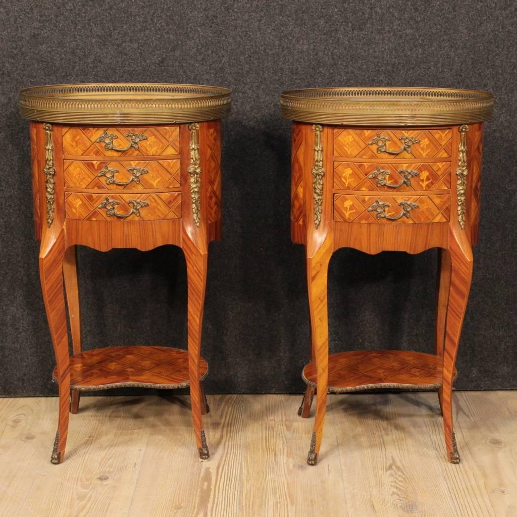 Pair of French bedside tables of the second half of the 20th century. Furniture in rosewood inlaid with various woods, of beautiful line and good taste. Bedside tables nicely decorated with chiseled bronze and brass, fitted with three frontal