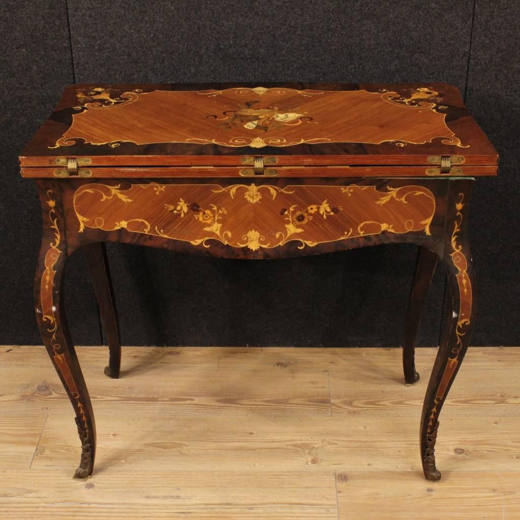 Italian game table from the second half of the 20th century. Furniture of beautiful line, richly inlaid in various woods. Game table finished for the center pleasantly decorated with bronze and chiseled brass. Opening top that hide a great