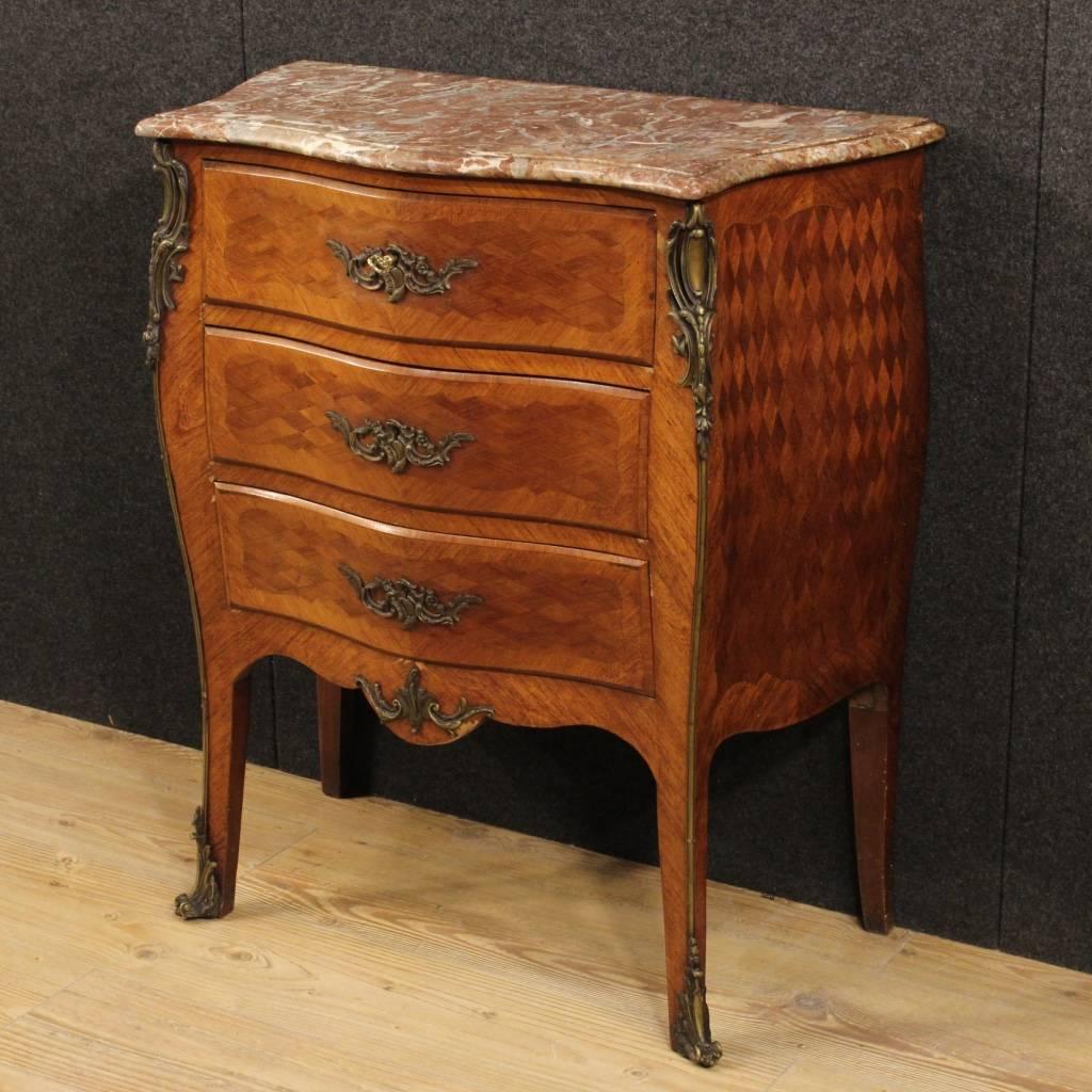 Small French dresser from the early 20th century. Furniture in rosewood with nice geometric inlay on the front and sides, of beautiful line and good taste. Dresser with three drawers of good ability, complete with a working key. Top in original