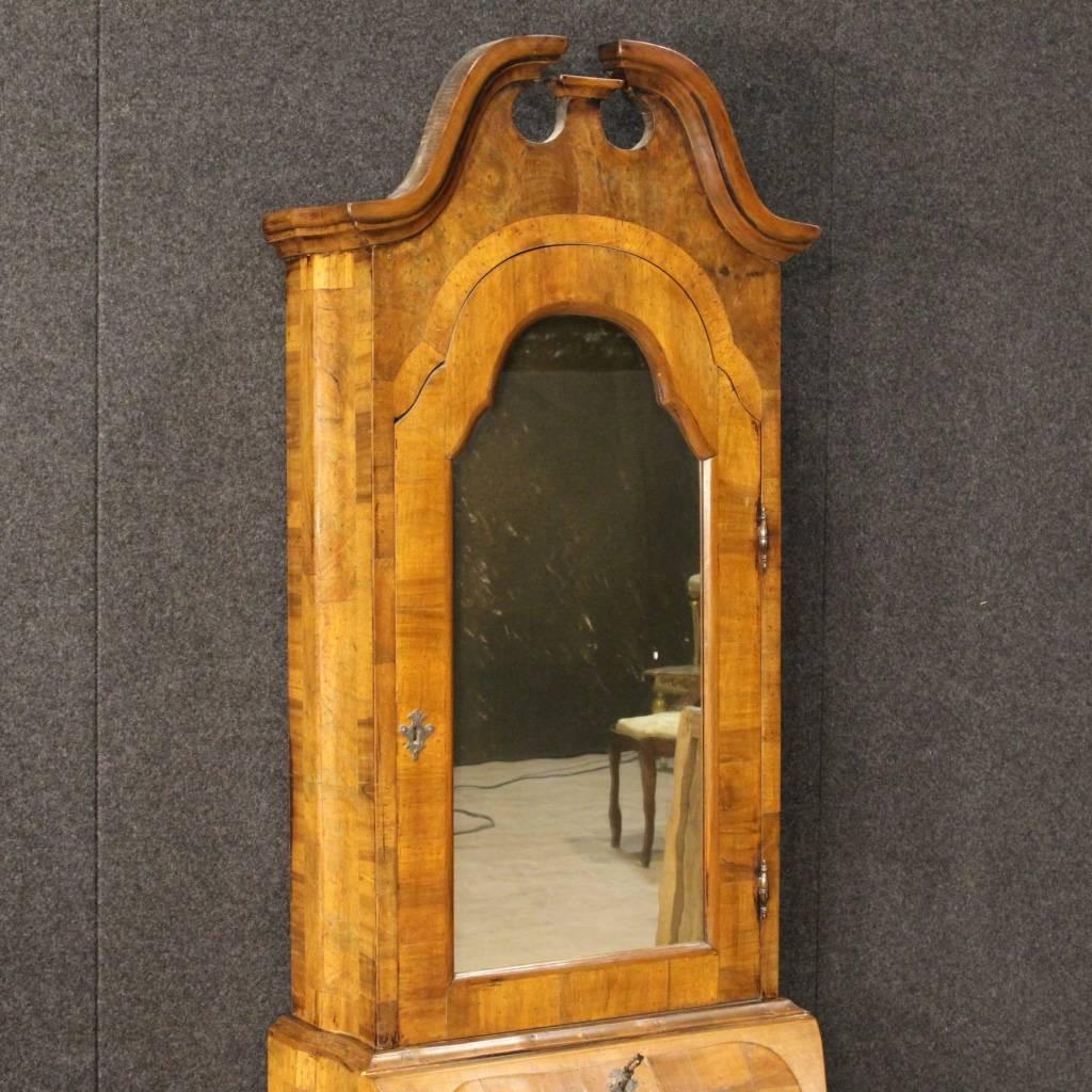 Small Venetian trumeau of the mid-20th century. Furniture in carved walnut and burl walnut, of high proportion and good taste. Double body trumeau provided with one door and fall-front in the lower body and a door with mirror in the upper body.