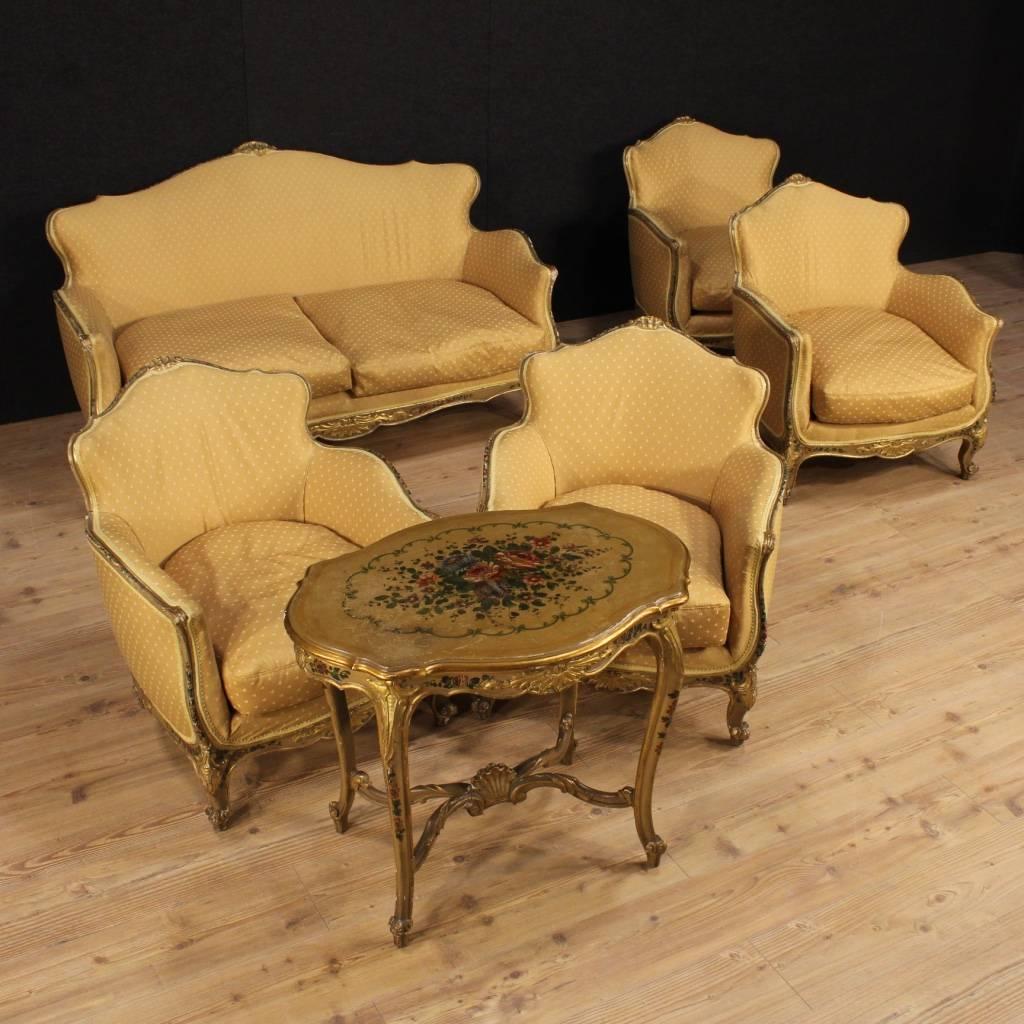 Elegant venetian sofa of the mid-20th century. Furniture in finely carved, lacquered, gilded and hand-painted wood with floral decorations, of great decor. Sofa of beautiful line coated in fabric in good condition, with some small signs. Furniture