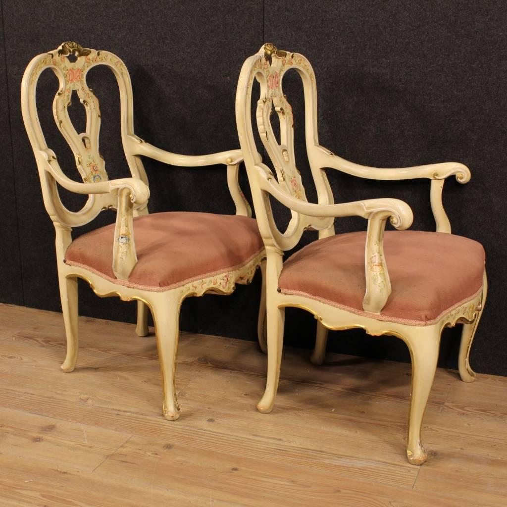 Beautiful pair of Venetian armchairs of the second half of the 20th century. Furniture in nicely carved, lacquered and hand-painted wood with floral decorations, of great impact. Seatings of beautiful line and good taste richly adorned with gilt