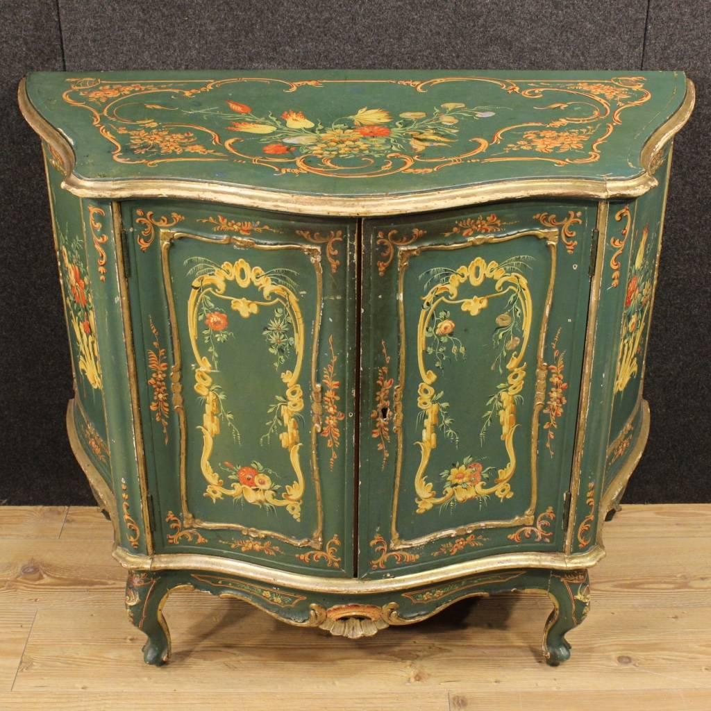 Beautiful Venetian sideboard of the mid-20th century. Furniture in nicely carved, lacquered and hand-painted wood with floral decorations, of great taste and enjoyment. Sideboard of excellent proportions and fabulous decor, it can be easily inserted
