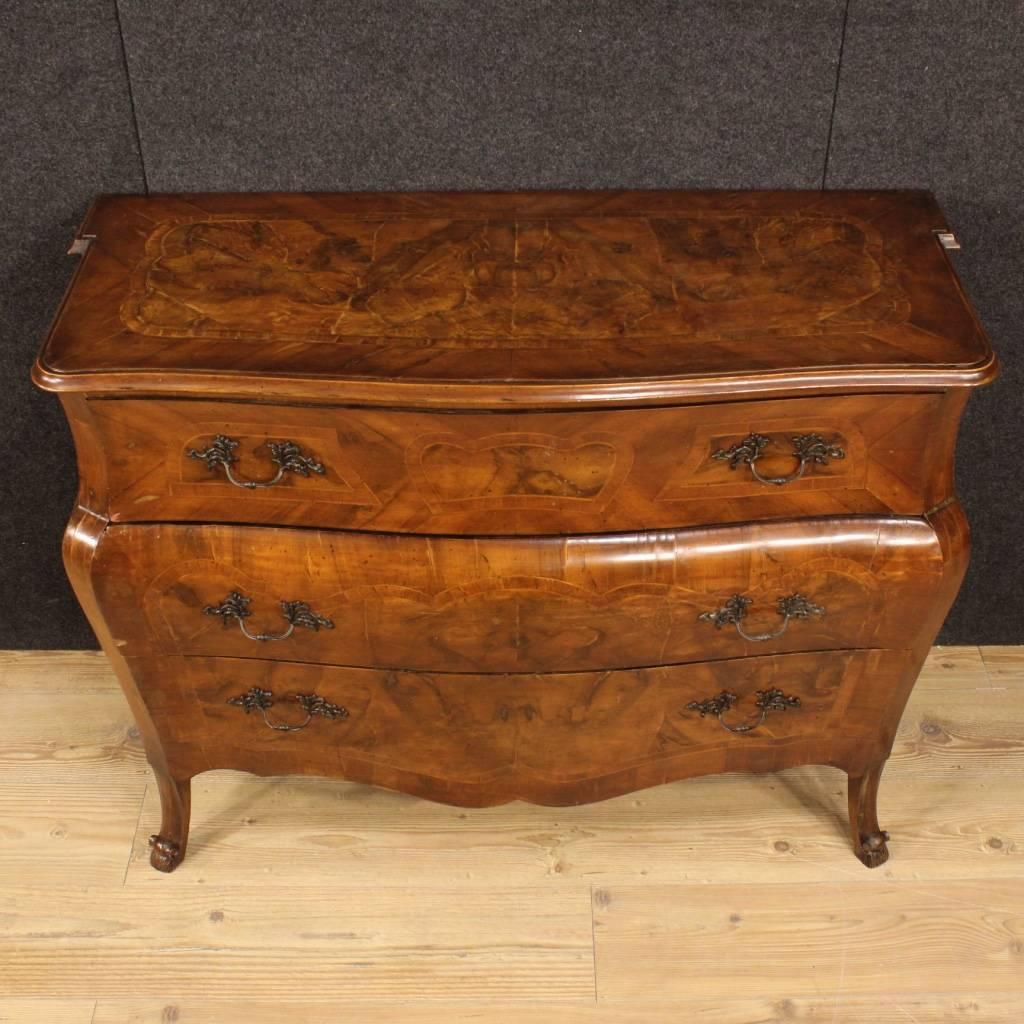 Italian dresser of the mid-20th century. Furniture in nicely carved and inlaid walnut, burr walnut and maple, of good quality. Moved and curved dresser of beautiful line and good taste, ideal to be placed in a room or living room. Cabinet with three
