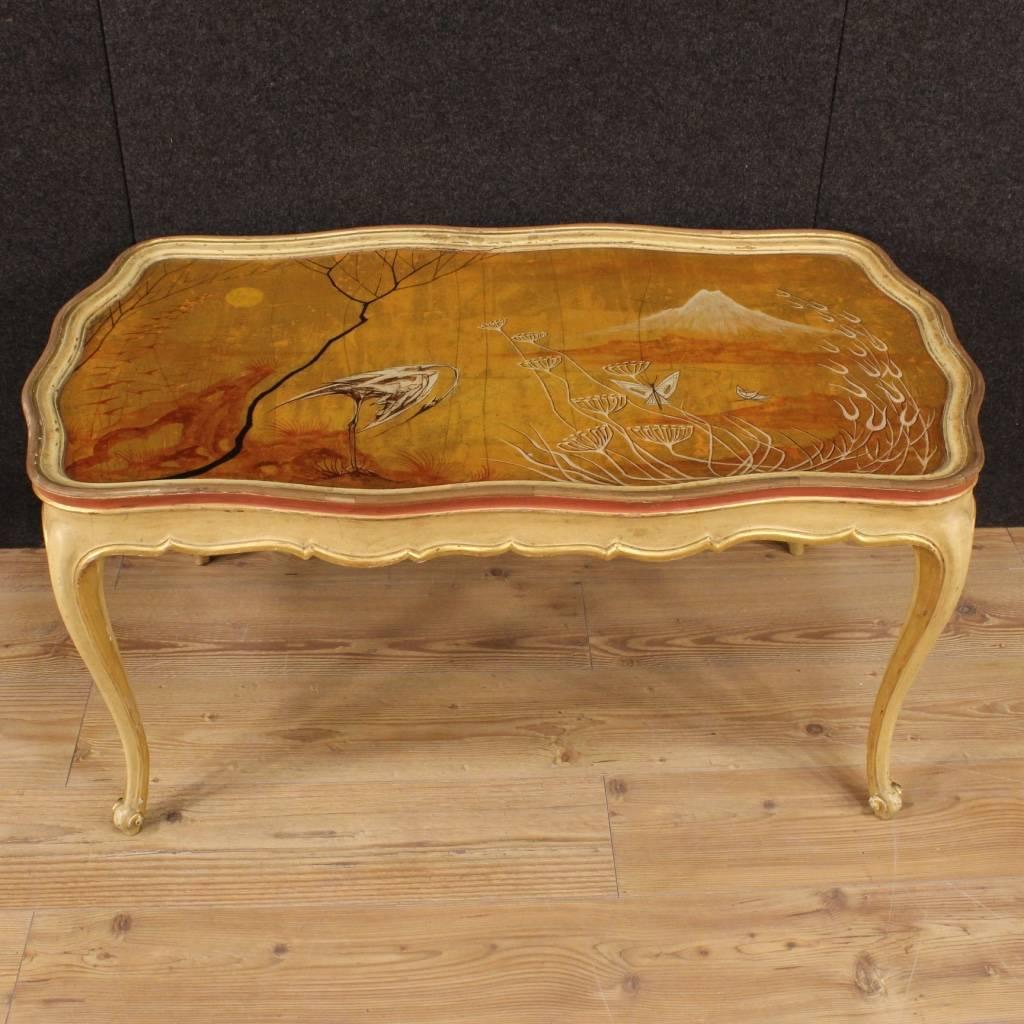 Pretty Venetian coffee table of mid-20th century. Furniture in nicely carved, lacquered, gilded and painted by hand wood, of good quality and nice decoration. Coffee table ideal to be included in a living room, with the top of good size and service
