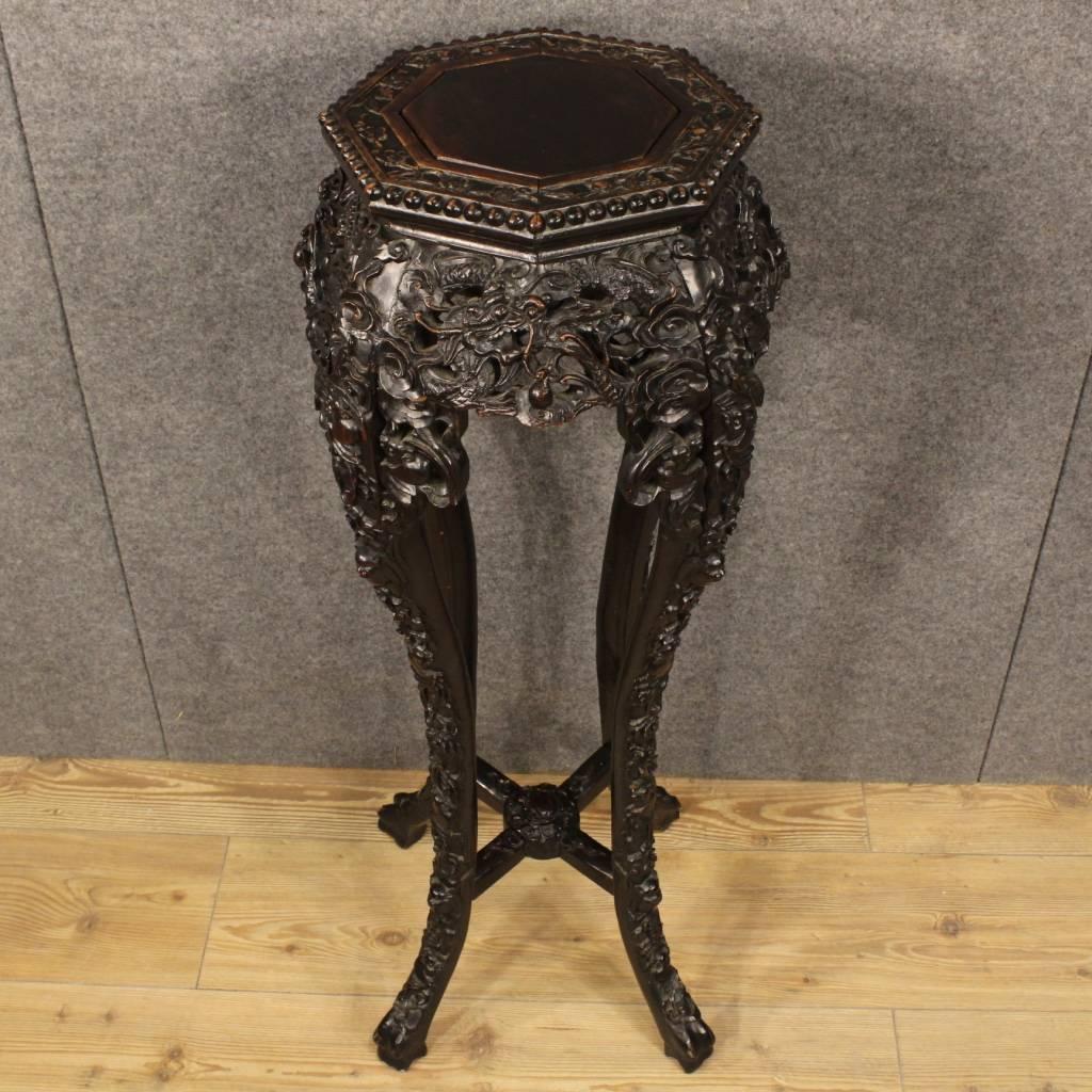 Elegant Chinese column of the mid-20th century. Furniture in finely carved and ebonized wood, of fabulous decor and good taste. Column with top in character, of discreet size and service, ideal for exposing porcelains and vases. Furniture fits