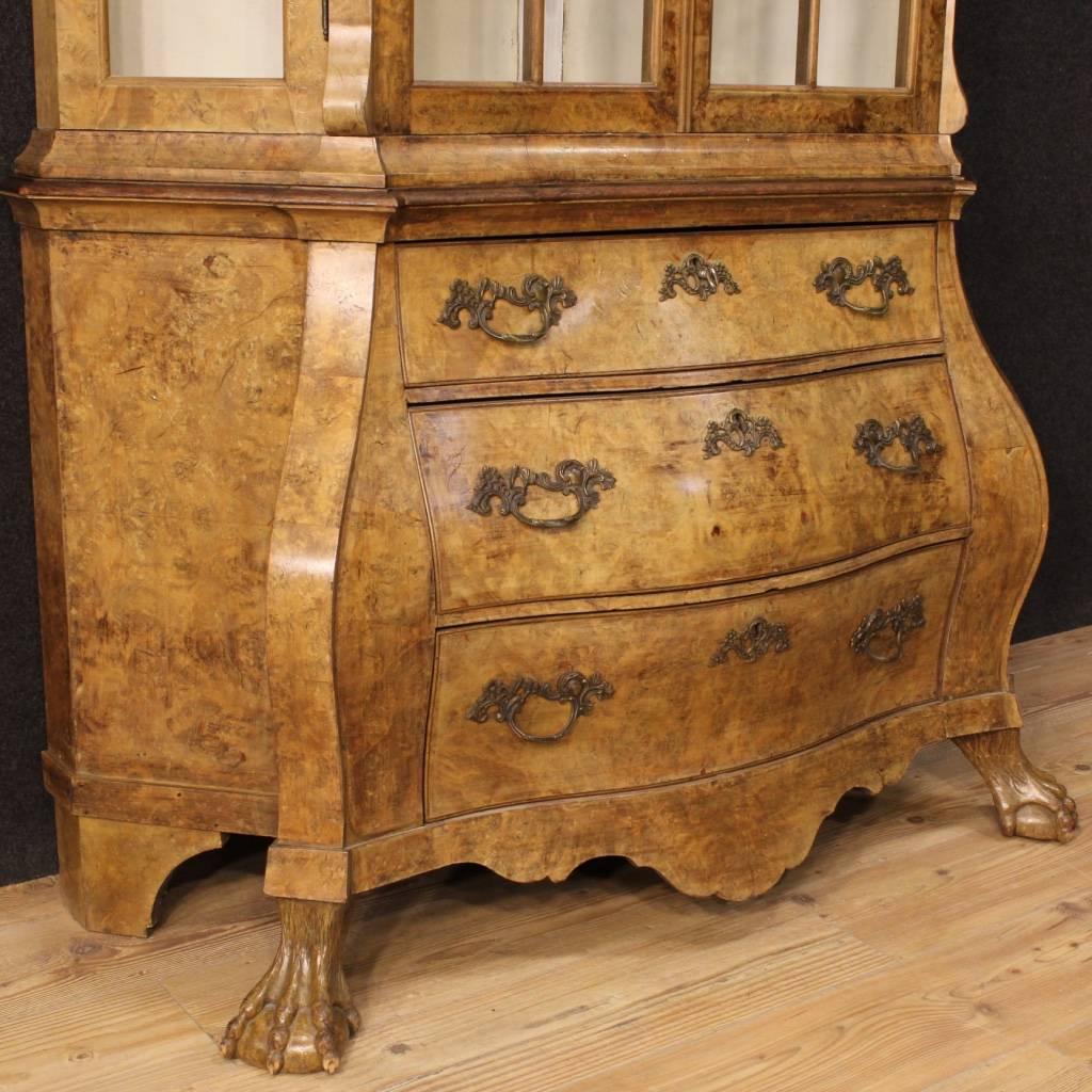 20th Century Dutch Showcase in Walnut and Burl In Fair Condition In Vicoforte, Piedmont