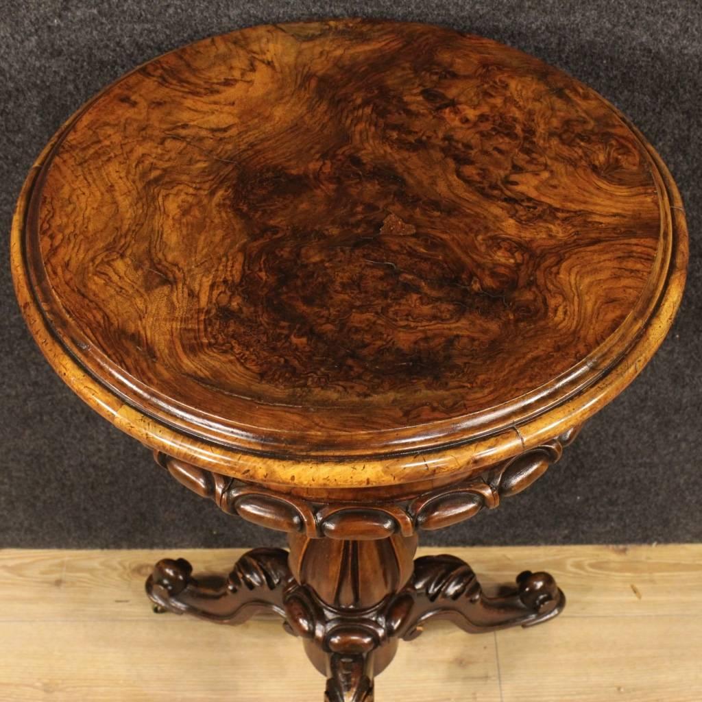 Stylish French work table from the early 20th century. Furniture in carved walnut and burl walnut of great quality. Night stand supported by three carved legs resting on wheels in metal. Work table with large internal compartment of good ability and