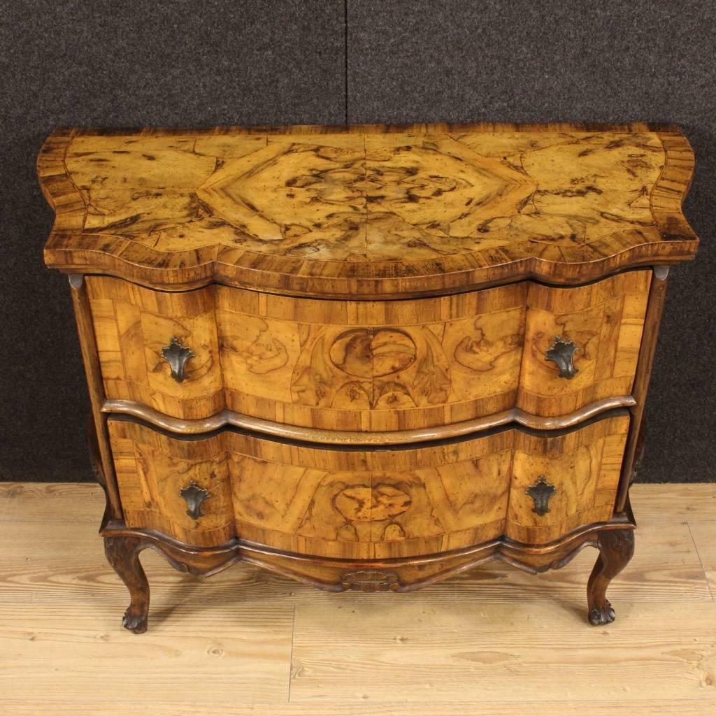 Small Venetian dresser of the mid-20th century. Dresser of particular proportion, richly carved in walnut and burl walnut. Furniture with two drawers of good ability with top in character of excellent service. It presents on the right side two small