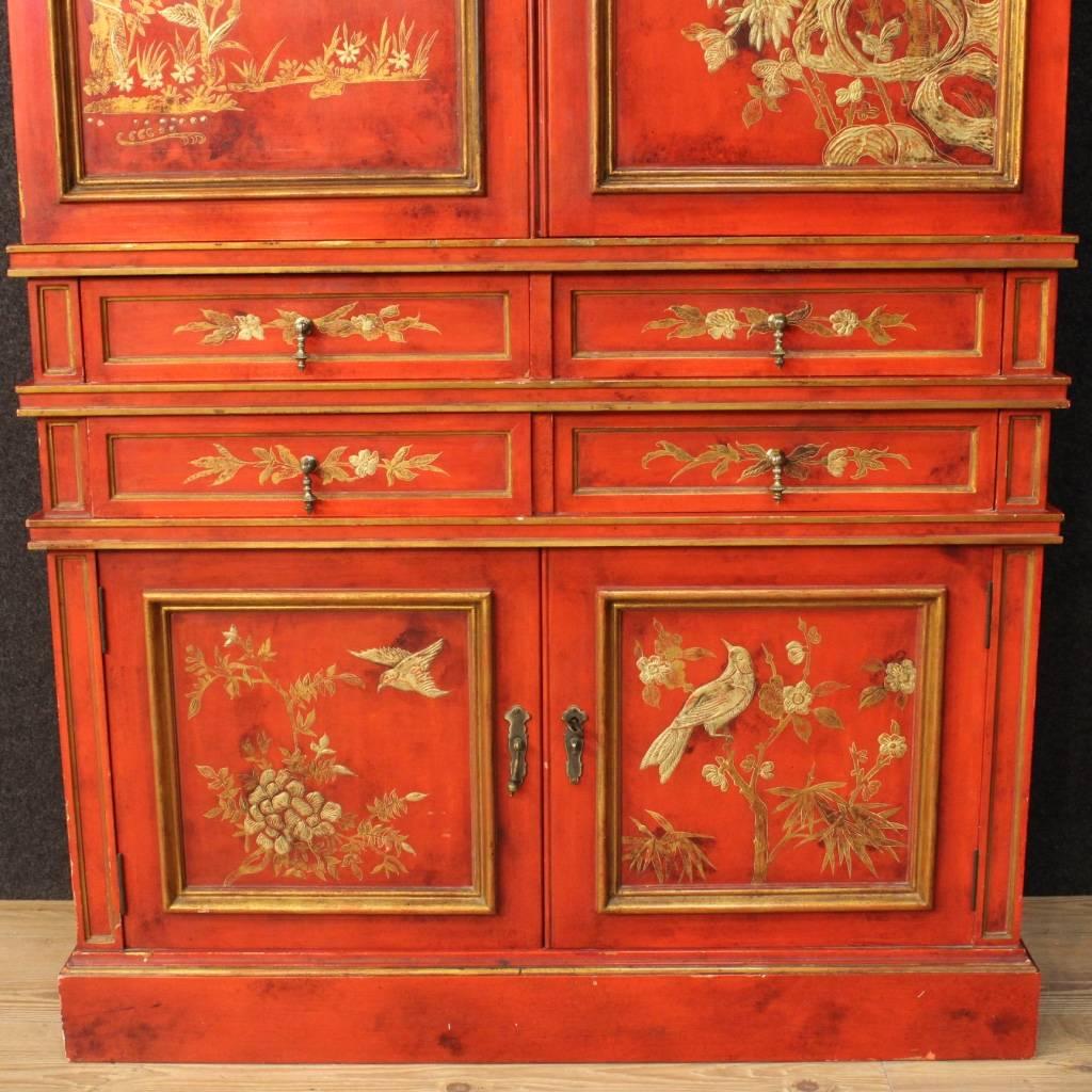 20th Century Spanish Lacquered and Gilt Red Wet Bar with Chinoiserie Decorations In Good Condition In Vicoforte, Piedmont