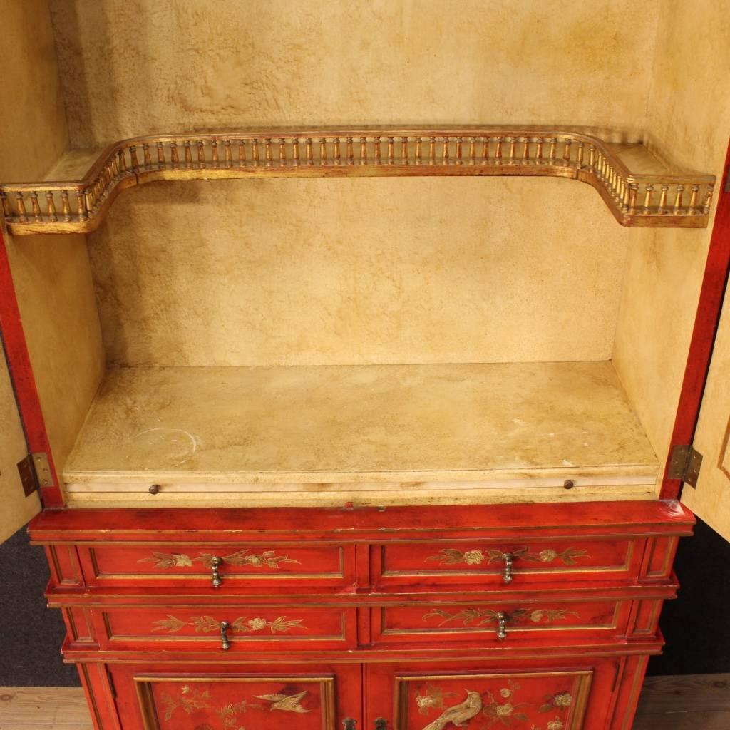 20th Century Spanish Lacquered and Gilt Red Wet Bar with Chinoiserie Decorations 1