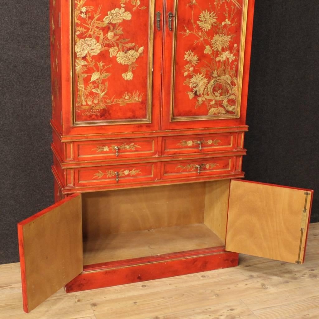 20th Century Spanish Lacquered and Gilt Red Wet Bar with Chinoiserie Decorations 4