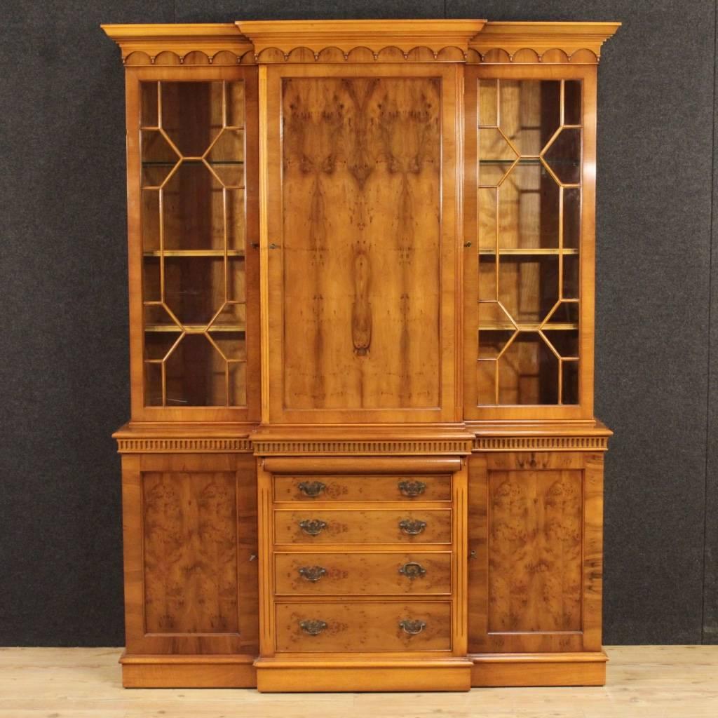 Great English bookcase of the second half of the 20th century. Furniture in walnut, burr walnut, and beech of high-quality. Double body bookcase provided with two showcase doors and a central door in the upper body. Lower body complete with four