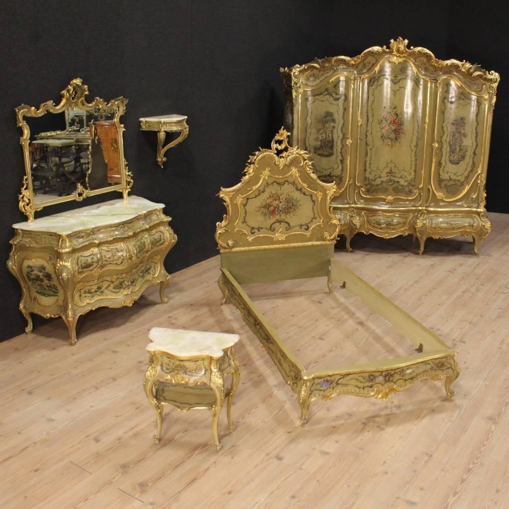 Scenic Venetian lacquered bed of the mid-20th century. Furniture in richly carved, gilded and hand-painted wood of great decoration. Single bed that offers a space for an internal structure by the following measures: W 99 x D 200 cm. Furniture of