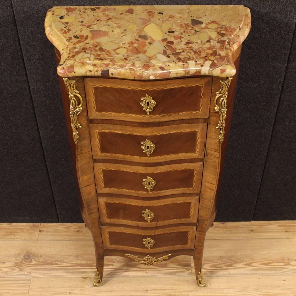 Stylish French chest of drawers of the first half of the 20th century. Moved and curved furniture nicely inlaid in mahogany, rosewood, maple and ebonized wood, decorated with gilt and chiseled bronze. Chest of good utility and service, equipped with