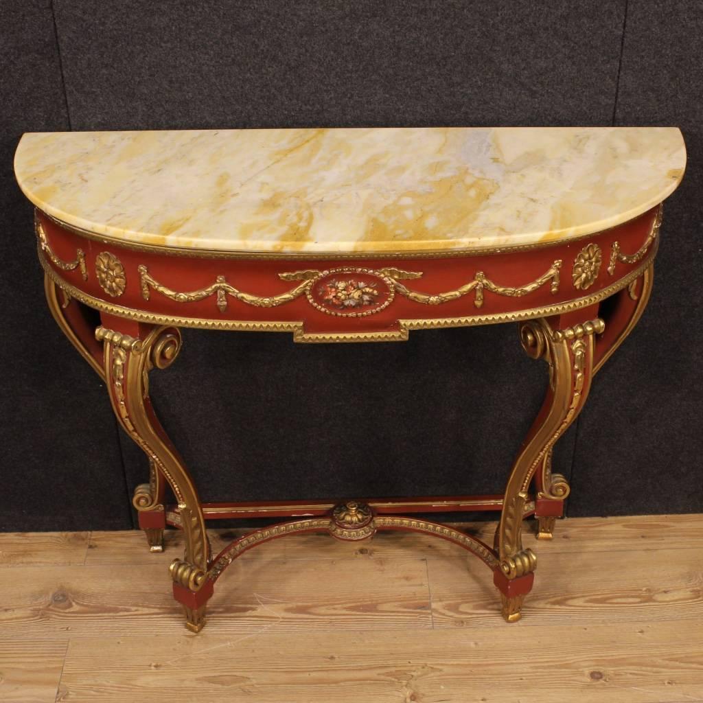 Beautiful Italian console table of the mid-20th century. Furniture in ornately carved, lacquered, gilded and hand-painted wood with floral decoration, of pleasant decor. Console table supported by four legs also carved and lacquered, of good