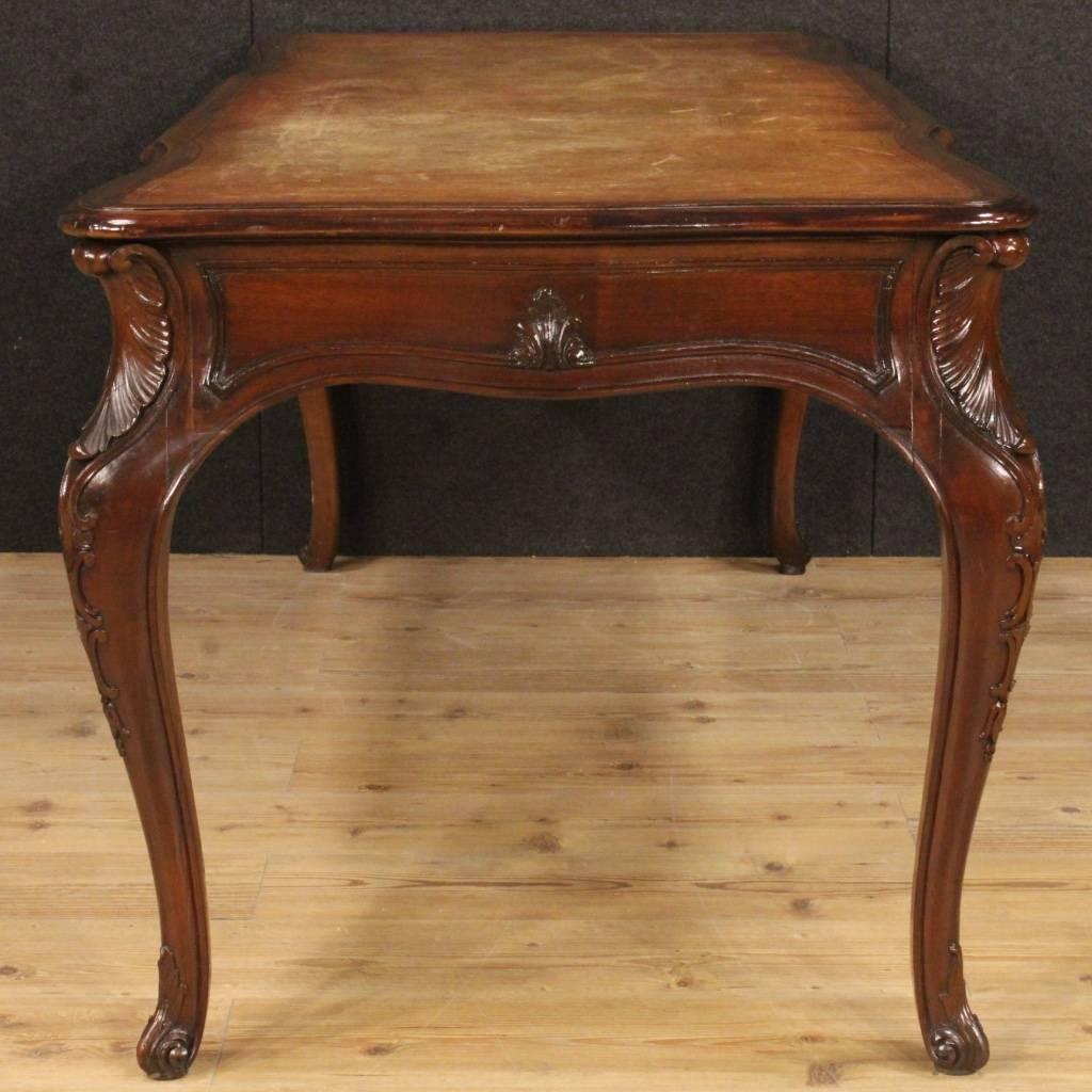 Great Italian writing desk in Louis XV style. Professional writing table of the first half of the 20th century carved in walnut, of high quality and fabulous decor. Furniture finished for the center with three drawers of good capacity. Top coated in
