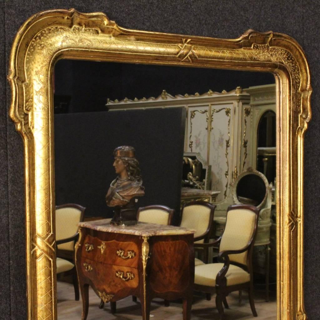 Italian mirror from the second half of the 20th century. Carved and golden wooden furniture of pleasant decor. Mirror of beautiful decoration that can be easily placed in different points of the house. In very good condition.