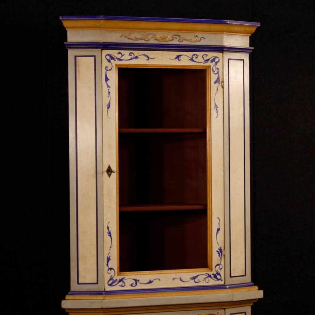 Italian corner cupboard of the second half of the 20th century. Furniture in carved and painted wood with great central polish vase of beautiful decoration. Double body corner cupboard with a painted door in the lower body and a recessed glass door