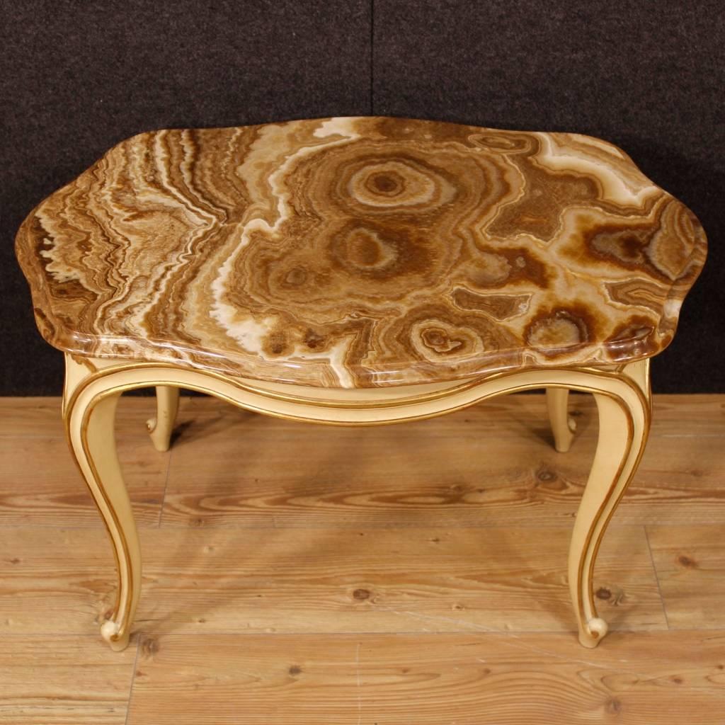 Italian coffee table of the 20th century. Carved, lacquered and golden wooden furniture of nice decor. Coffee table of good quality with original marble top of good measure and service. Furniture ideal to fit into a living room but it can be easily