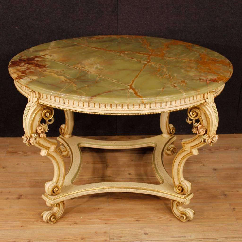 Great Italian table of the 20th century. Furniture in Louis XV style in carved, lacquered and golden wood of fabulous decoration. Dining table with top in onyx, restored during the 20th century. Furniture ideal to fit in a lounge, dining room or