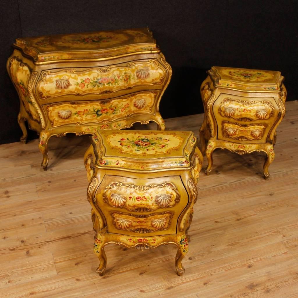 Pair of Venetian bedside tables from the 20th century. Furniture in carved, lacquered and hand-painted wood with floral decorations of fabulous decor. Nightstands with a door of discrete internal capacity, top in character, of good service. Bedside
