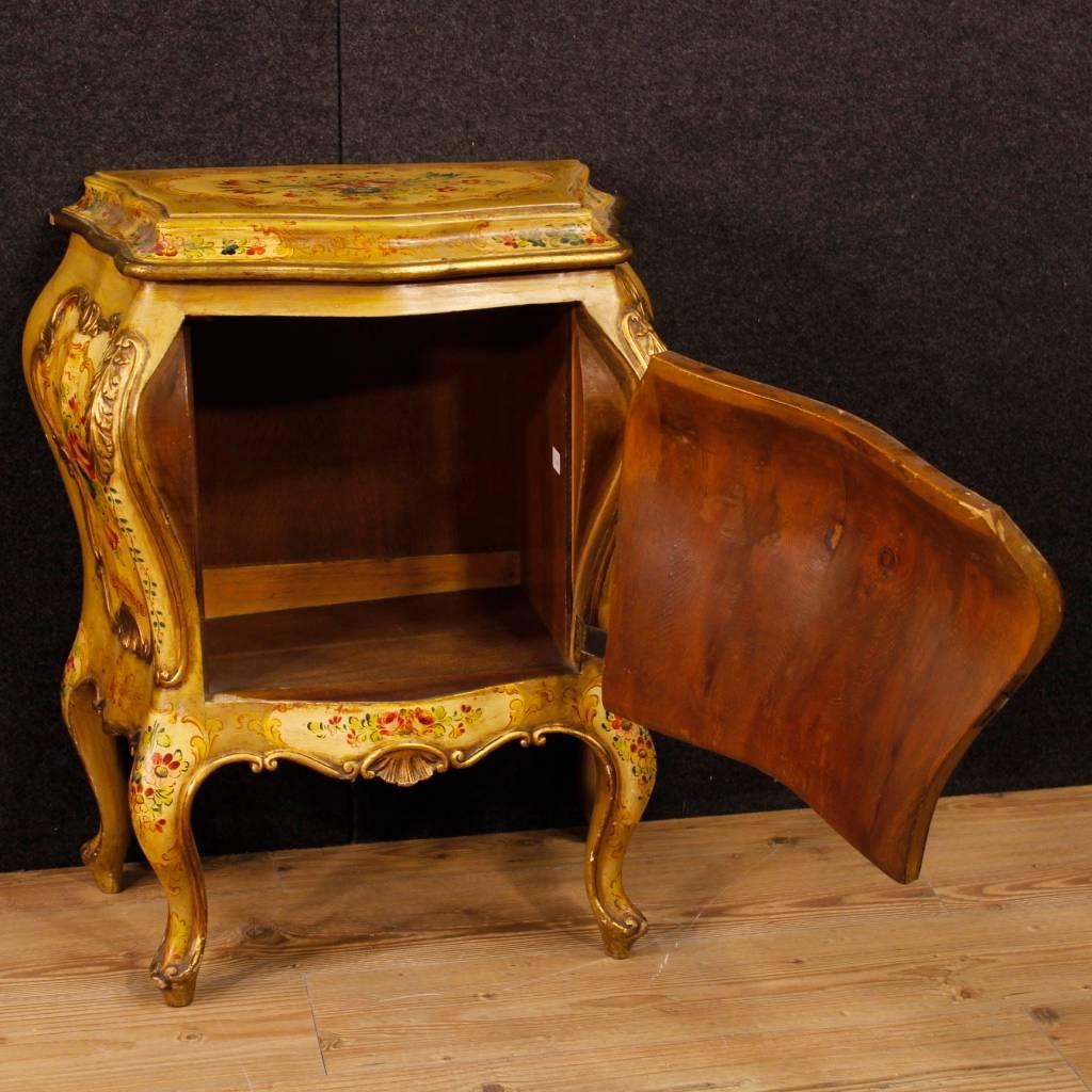 20th Century Pair of Venetian Lacquered Bedside Tables 4