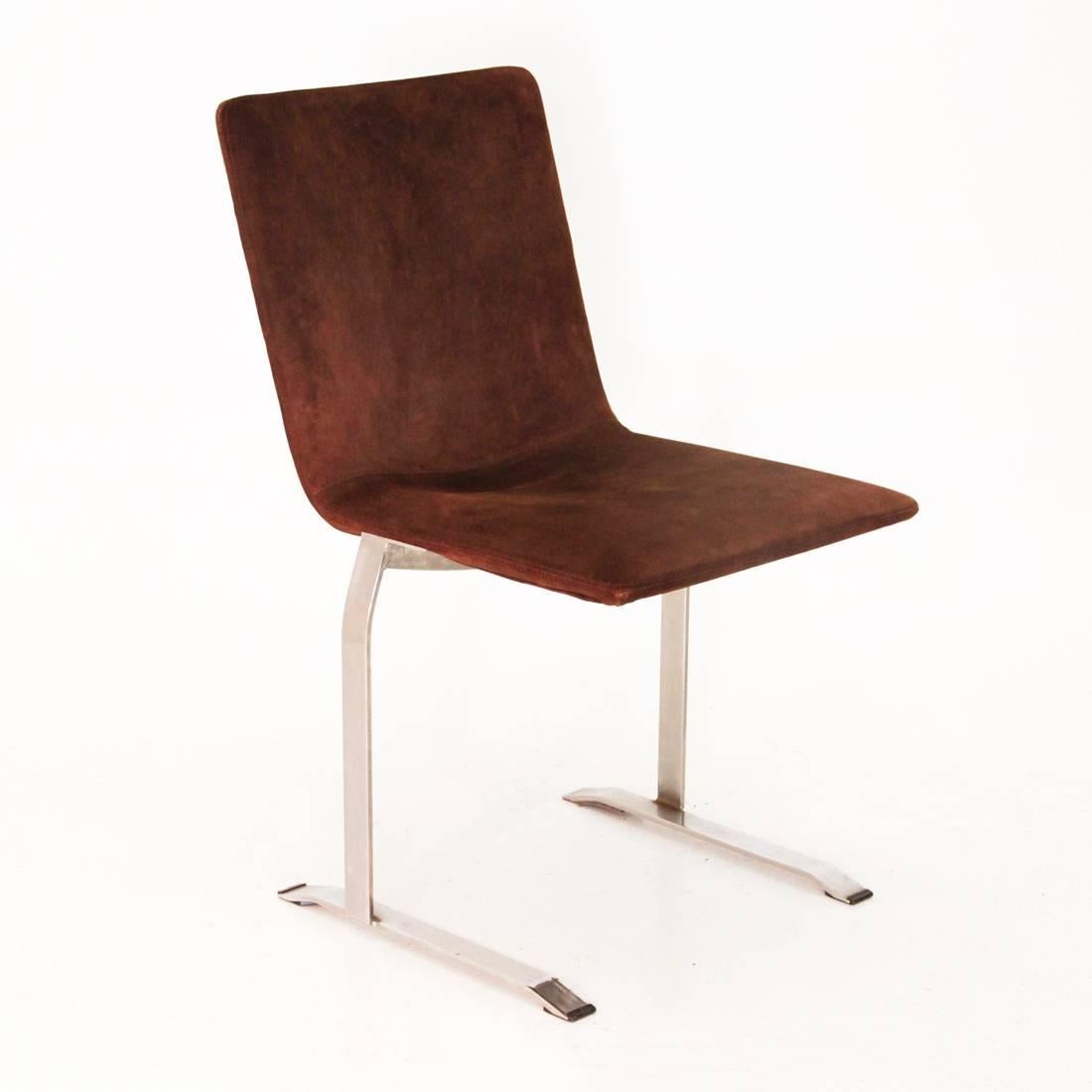 This chair was designed during the 1970s by Giovanni Offredi and manufactured for Saporiti in Italy. The structure is made of chromed steel, covered with a removable brown microfiber.