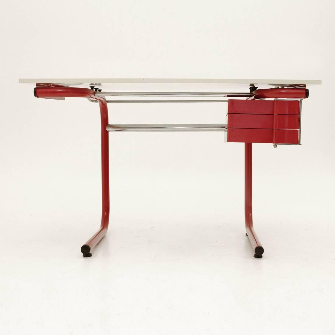 Desk or drafting table designed by Joe Colombo in 1967 for the company Bieffeplast.
Painted tubular metal structure.
Adjustable chipboard top covered in white laminate, plastic drawers.
Good vintage condition.