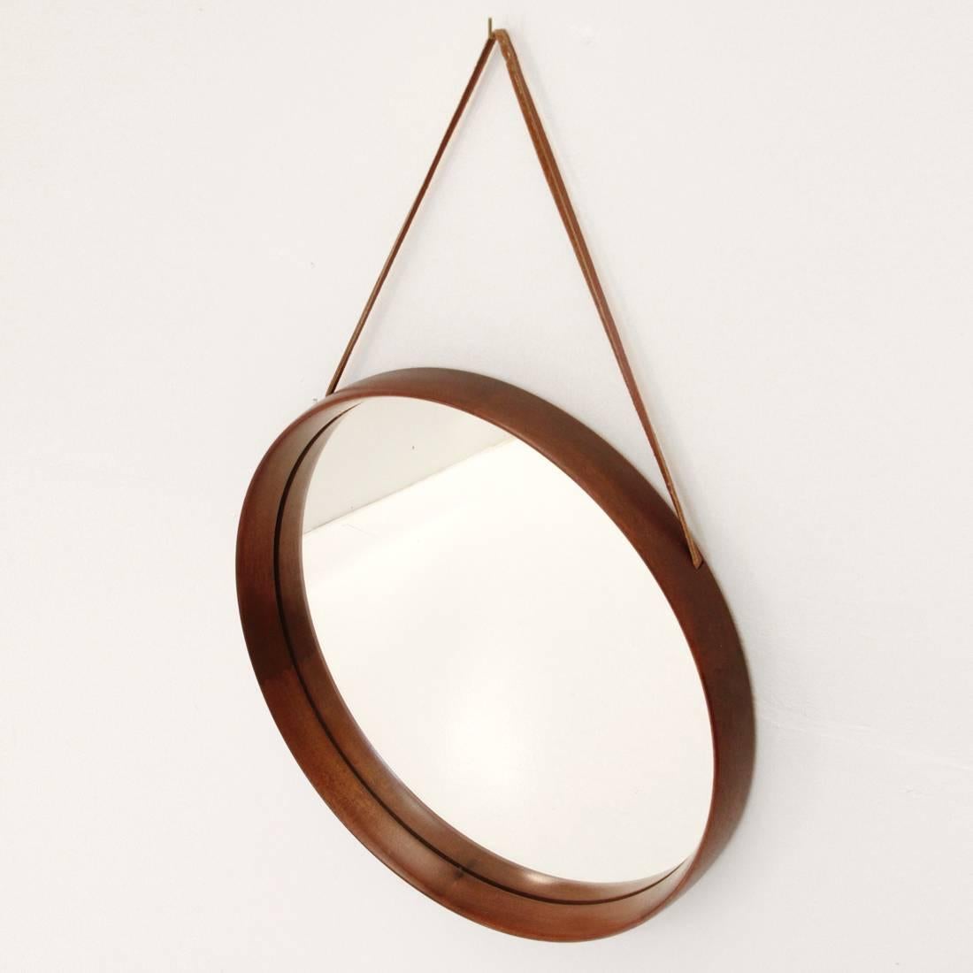 Round mirror designed by Uno & Östen Kristiansson and produced by the Swedish company Luxus during the 1950s. The piece features a solid oak frame with finger joint connections between the different shade parts and a new leather strap.