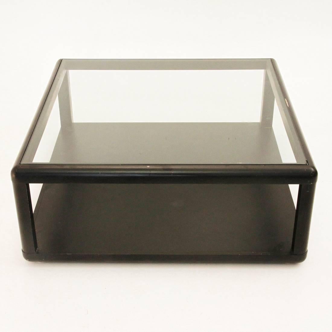 Produced in 1975 and designed by the Tecno Projects Center.
Structure in black lacquered wood, top in glass.