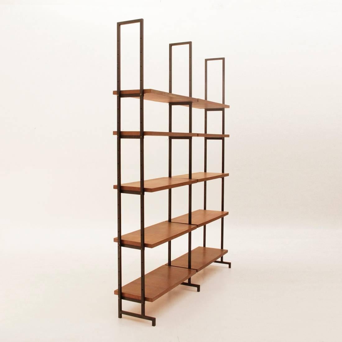 Italian Mid-Century book shelves,
made with three black paint metal upright and ten honeycomb shelves.
the bookcase must be fixed to the wall for better stability.
Dimensioni: Larghezza 164 cm - Profondità 33 cm - Altezza 220 cm.