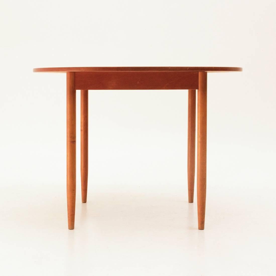 Round dining table from the 1960s produced by Ulferts in Sweden.
Wodden teak frame.