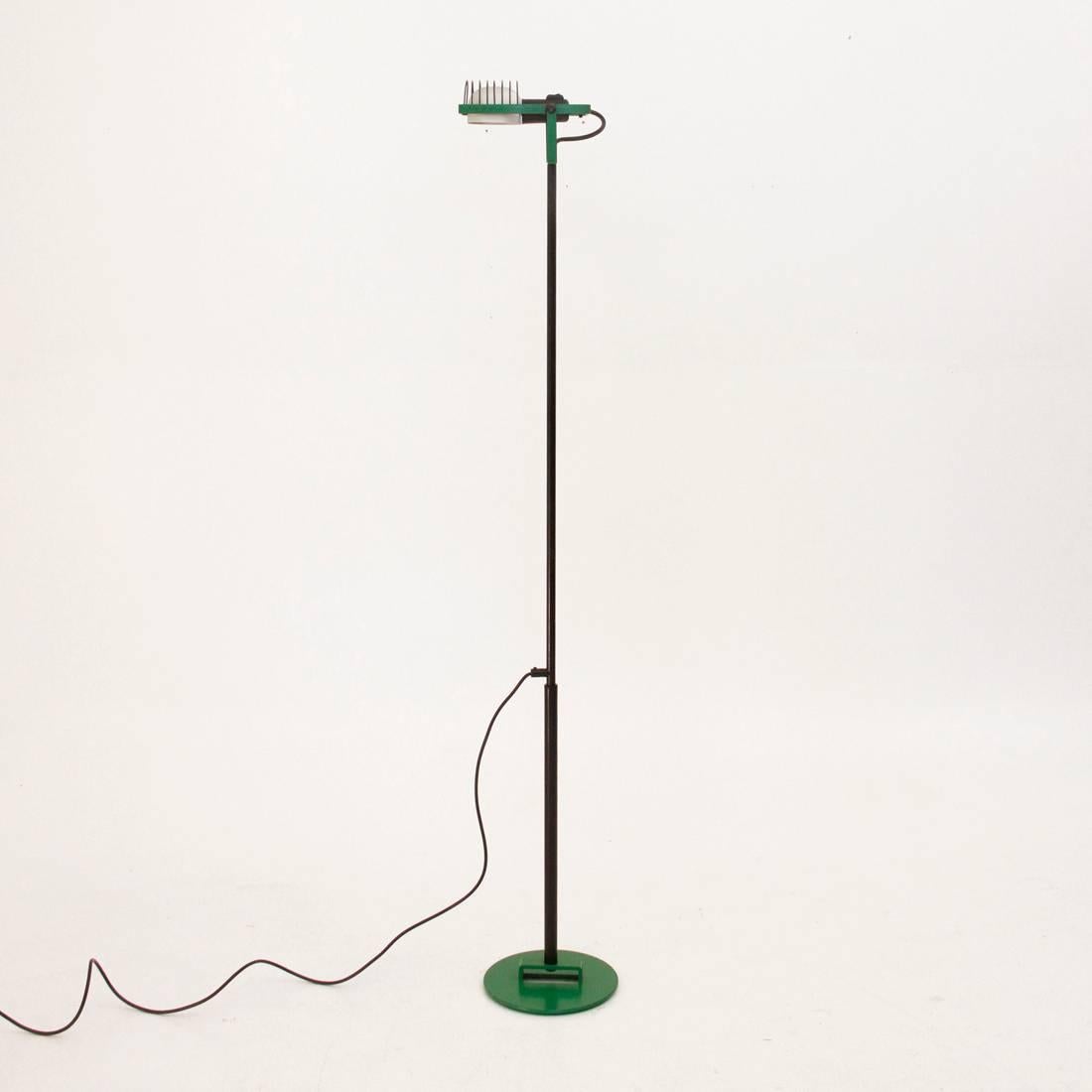 Floor lamp Produced by Artemide, designed by Ernesto Gismondi in 1975.
Structure in green and black painted metal, aluminum diffuser.
Good general condition, some signs of the time, is missing a cover bolt. The switch, sometimes, does not do well