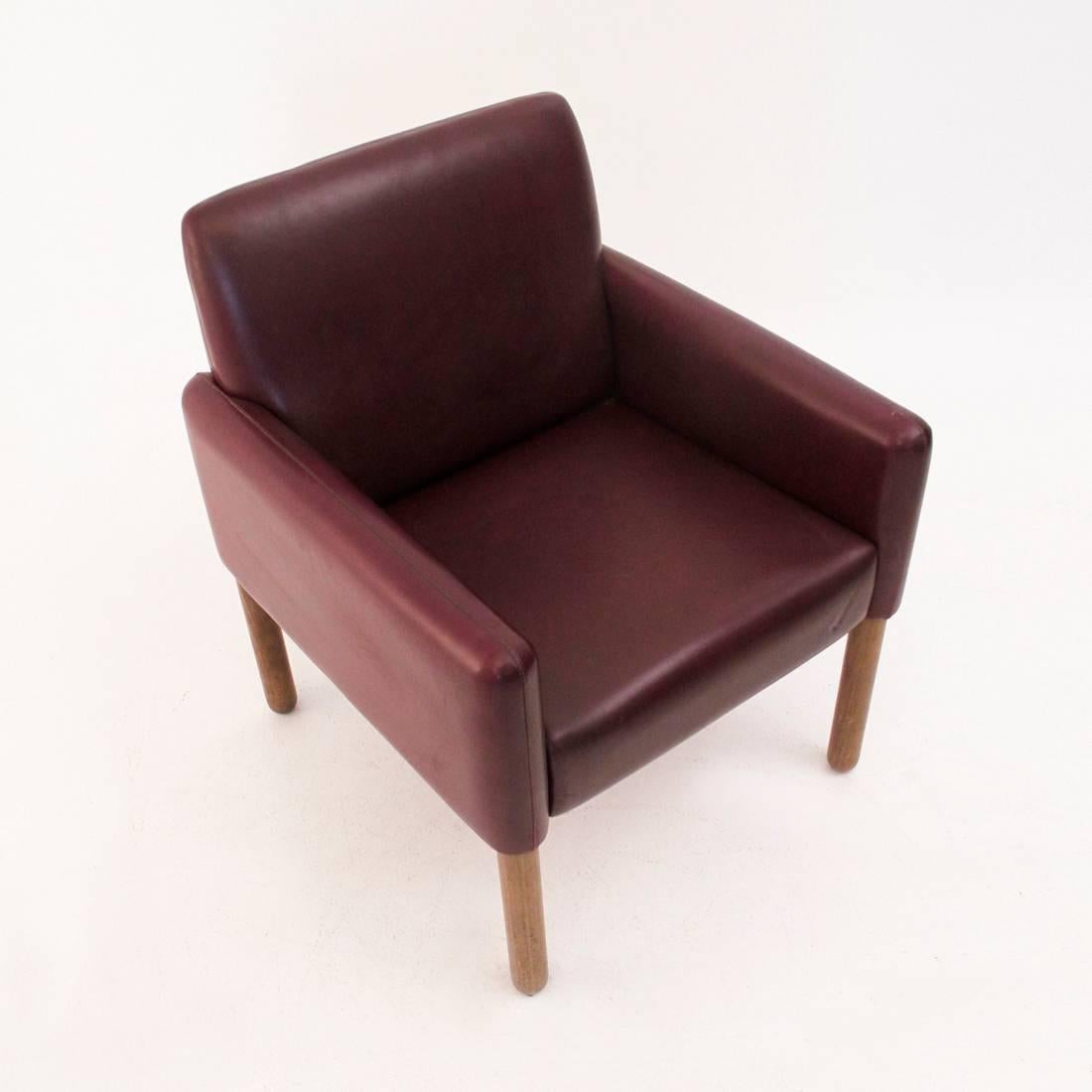 Chair designed by Vico Magistretti in 1963 and produced by Cassina.
Structure in wood padded and lined in faux leather burgundy.
wooden legs lathed round.
Structure in good condition, cushioning to be reviewed, signs of use visible in the