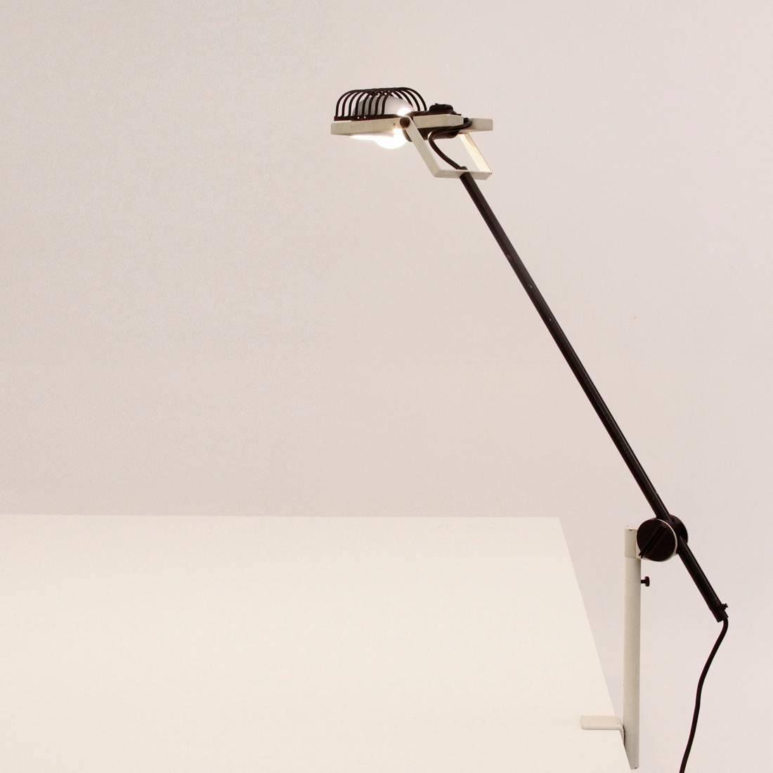 Table lamp, a clamp, designed by Ernesto Gismondi for Artemide in 1975.
Structure in black and white lacquered metal, with diffuser in anodized aluminium.
Good general condition, normal signs of use.

Dimensions: Height 90 cm, Diffuser width 20