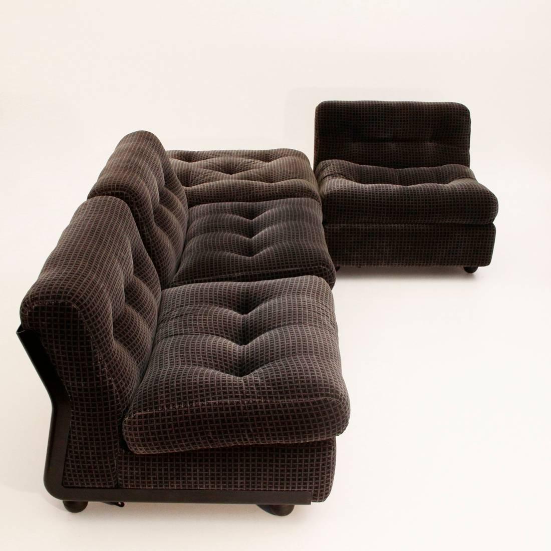 Set of three chairs and an ottoman
designed by Mario Bellini and produced by B & B Italy in the 1970s.
Structure in black Fiberlite, padded cushions and lined with original fabric of the time.
The seats can be hooked to each other.
Good general
